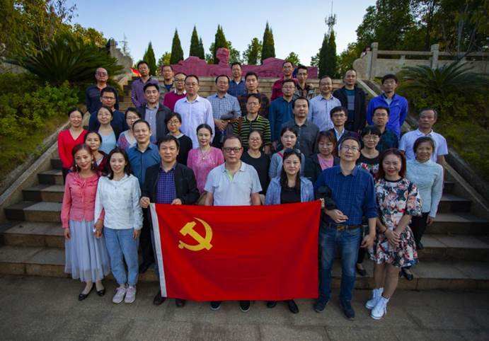 永利集团3044的老师们在夏明翰雕像前合影留念